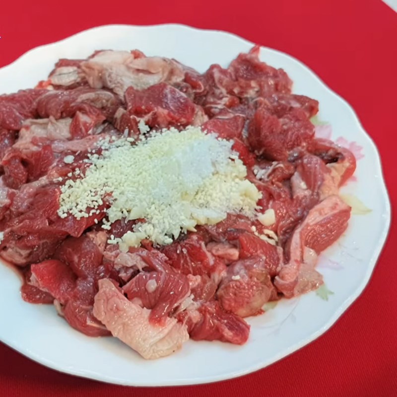 Bước 2 Ướp thịt trâu Thịt trâu xào lá cách nước cốt dừa