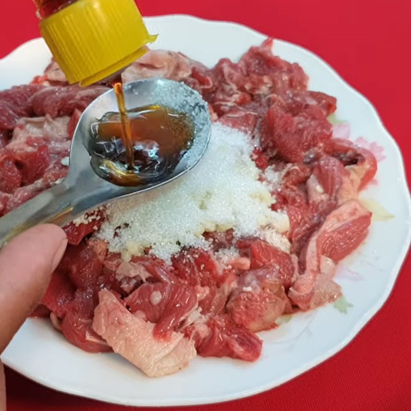 Bước 2 Ướp thịt trâu Thịt trâu xào lá cách nước cốt dừa