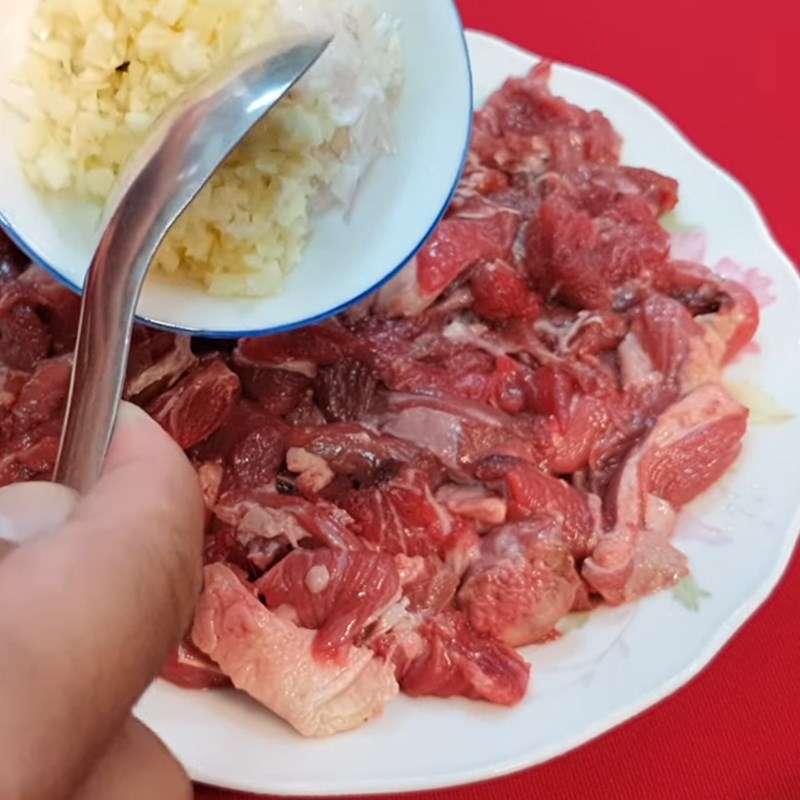 Bước 2 Ướp thịt trâu Thịt trâu xào lá cách nước cốt dừa