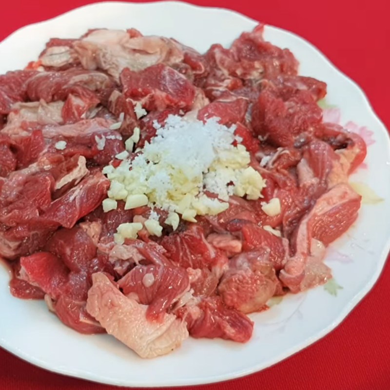 Bước 2 Ướp thịt trâu Thịt trâu xào lá cách nước cốt dừa