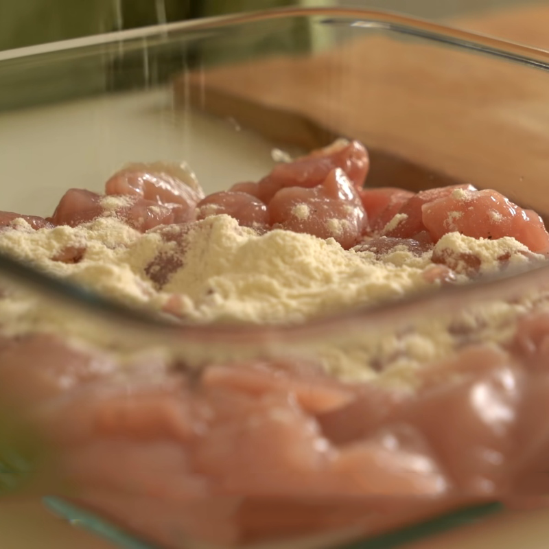 Bước 2 Ướp và áo bột thịt gà Gà sốt bơ tỏi