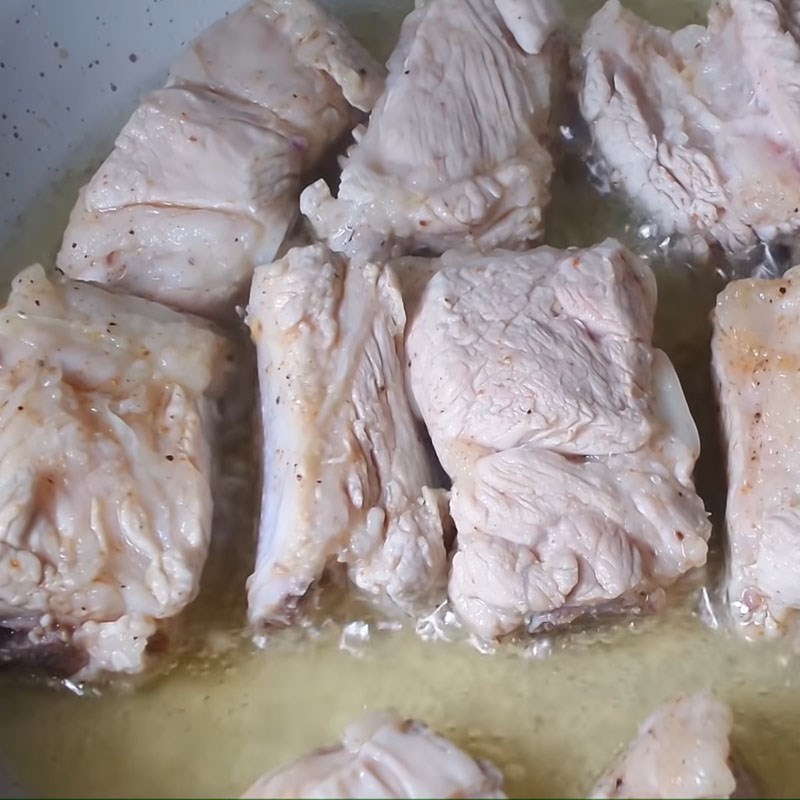 Bước 2 Ướp và chiên sườn Sườn rim mật ong