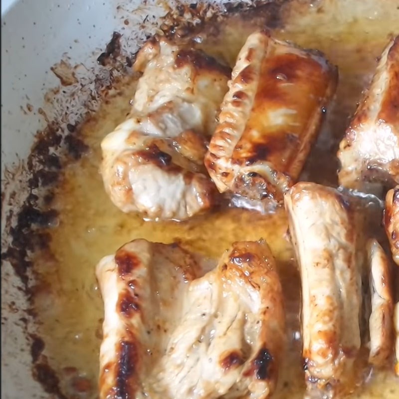 Bước 2 Ướp và chiên sườn Sườn rim mật ong