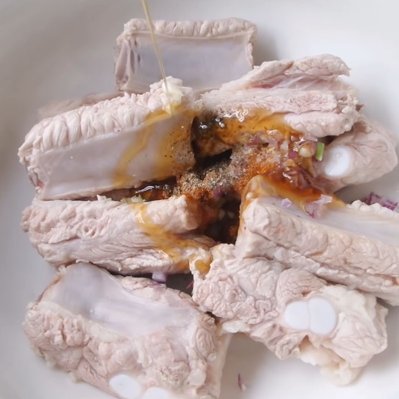 Bước 2 Ướp và chiên sườn Sườn rim mật ong