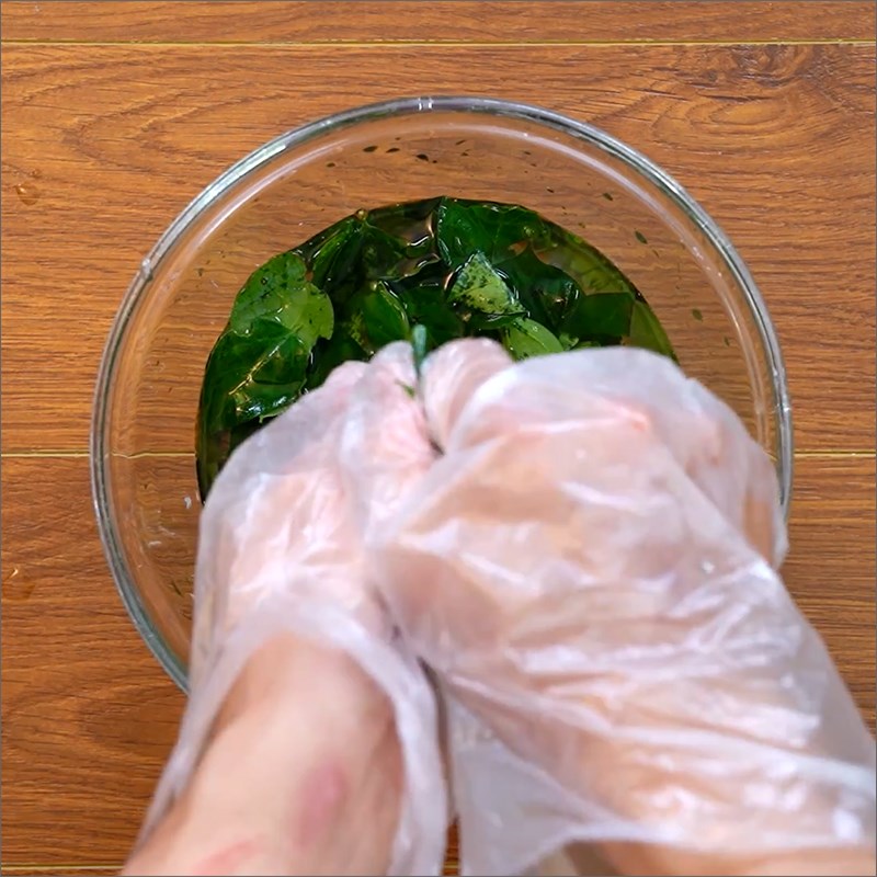 Bước 1 Vò lá găng Thạch găng từ lá tươi