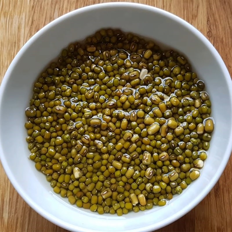 Bước 1 Vo sạch và ngâm đậu xanh Chè khoai môn đậu xanh