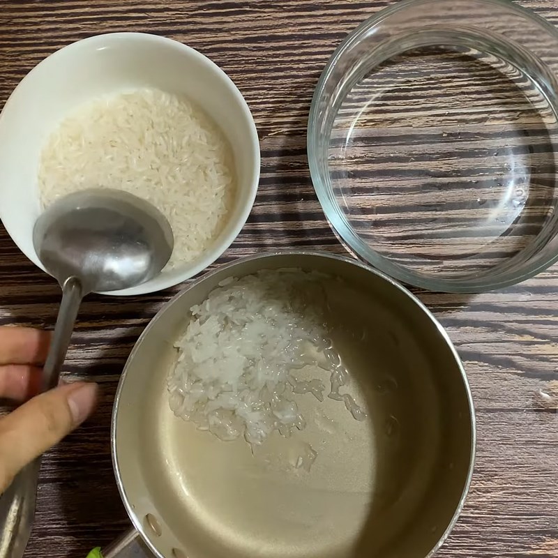 Bước 1 Vo và ngâm gạo Cháo trắng ăn dặm rây (cháo rây 1:10)