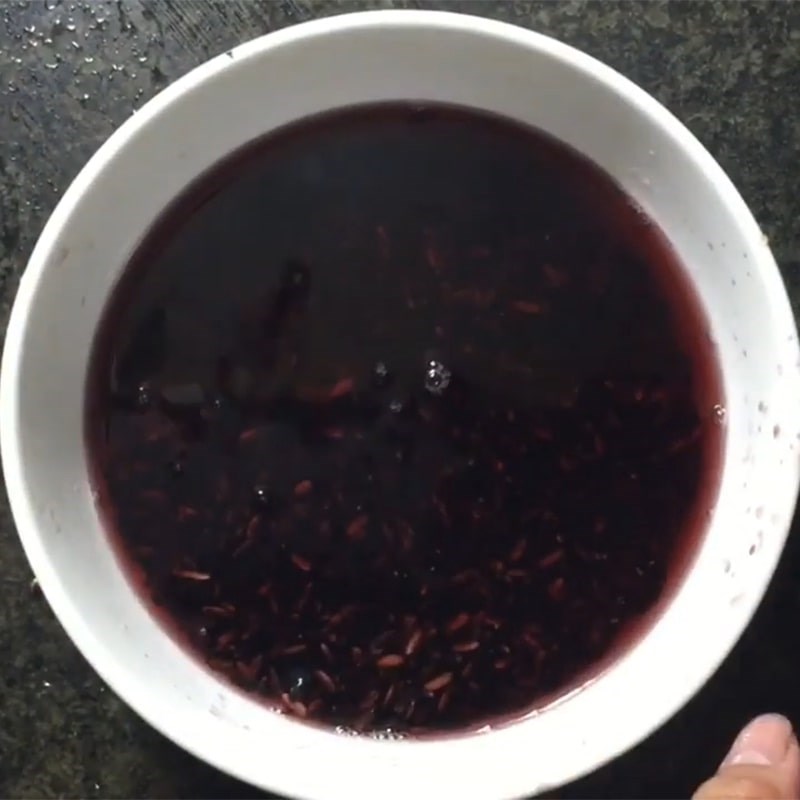 Bước 1 Vo và ngâm nếp cẩm Chè khoai môn nếp cẩm