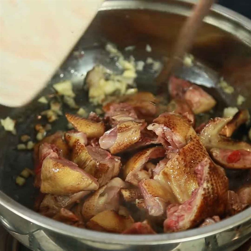 Bước 3 Xào bồ câu Bồ câu hầm bí đỏ
