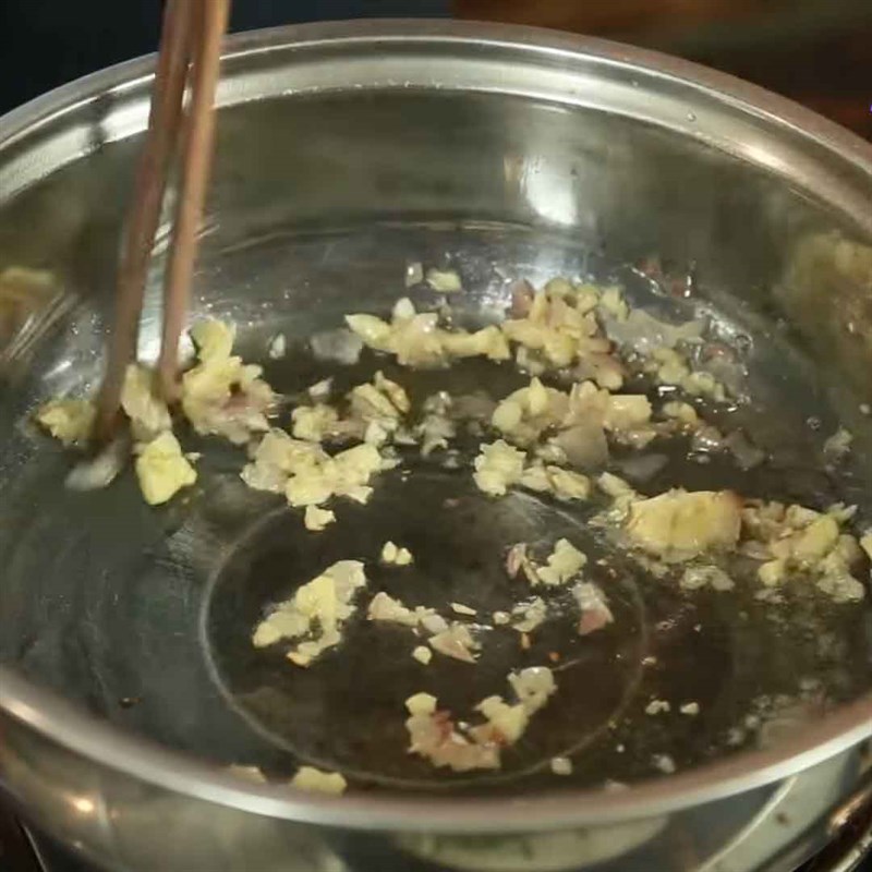 Bước 3 Xào bồ câu Bồ câu hầm bí đỏ