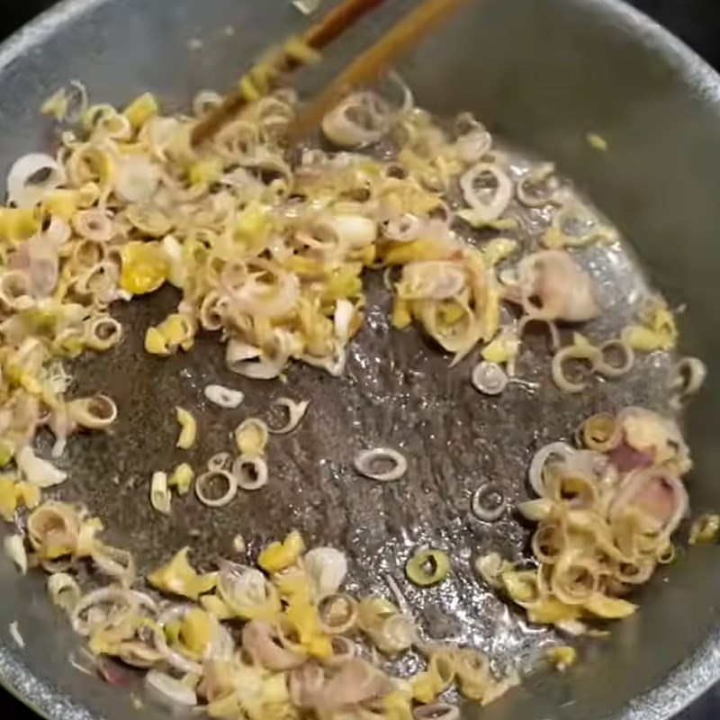 Bước 3 Xào cà chua Lẩu trâu nhúng mẻ