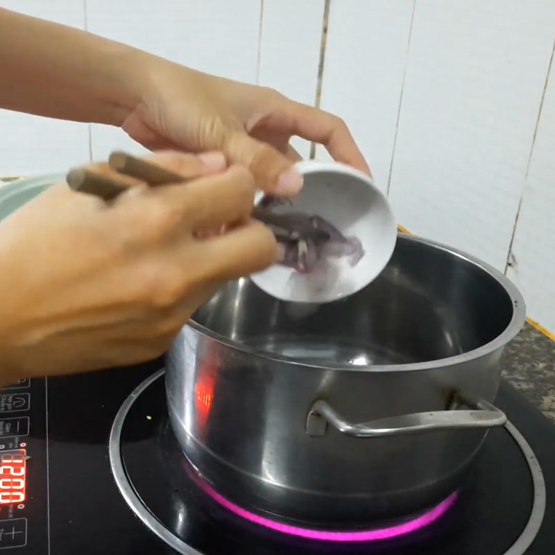 Bước 2 Xào các nguyên liệu Canh rong biển tôm mực