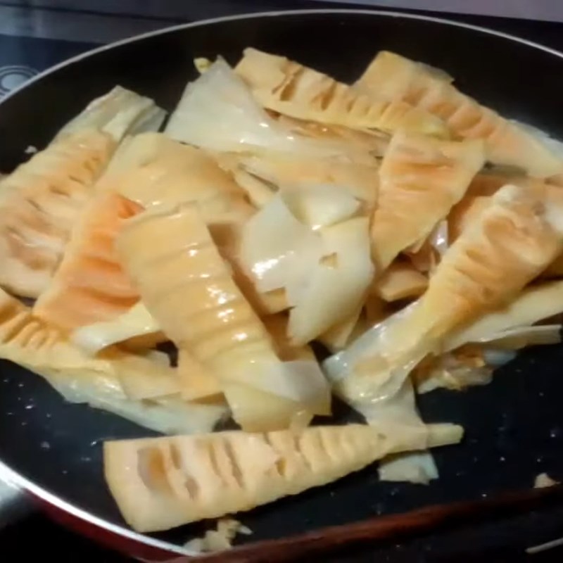 Bước 4 Xào măng Sườn kho măng