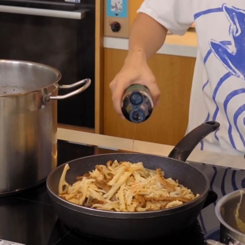 Bước 4 Xào măng Bún ngan măng khô