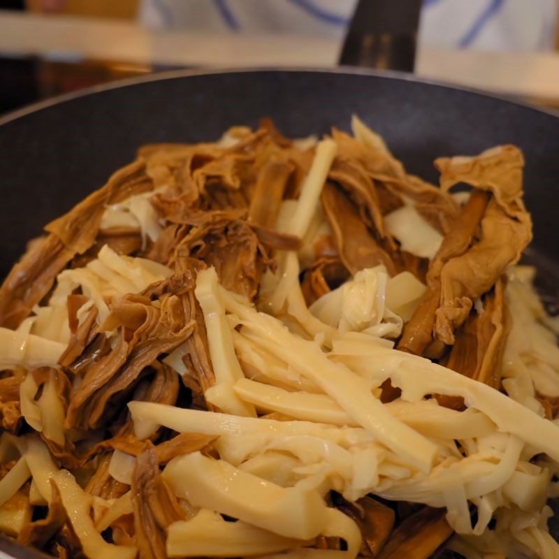 Bước 4 Xào măng Bún ngan măng khô