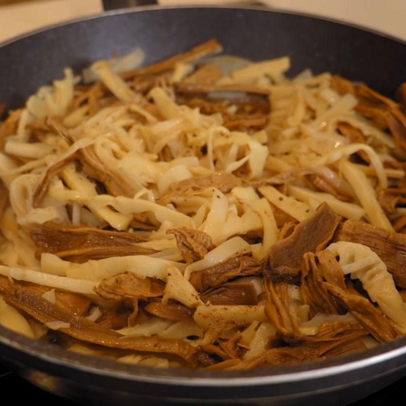 Bước 4 Xào măng Bún ngan măng khô