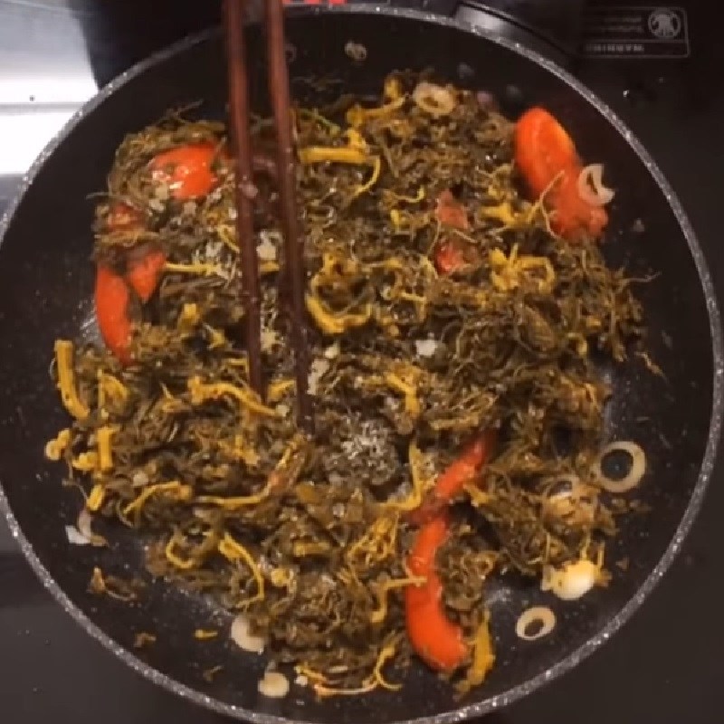 Bước 3 Xào rau sắn và cà chua Canh rau sắn