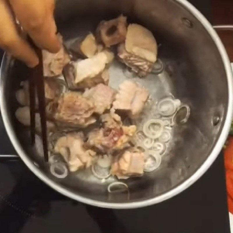 Bước 2 Xào sơ và nấu sườn heo Canh rau sắn