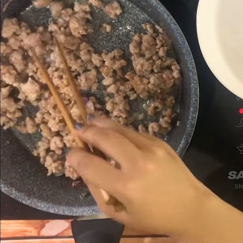 Bước 4 Xào thịt băm và hàu Cháo hàu thịt băm
