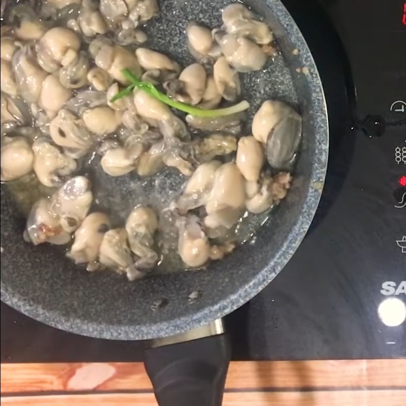 Bước 4 Xào thịt băm và hàu Cháo hàu thịt băm