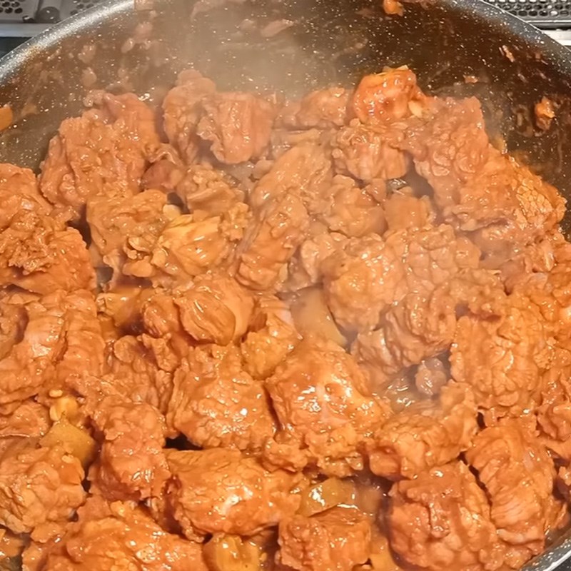 Bước 4 Xào thịt bò Bò sốt vang với gấc