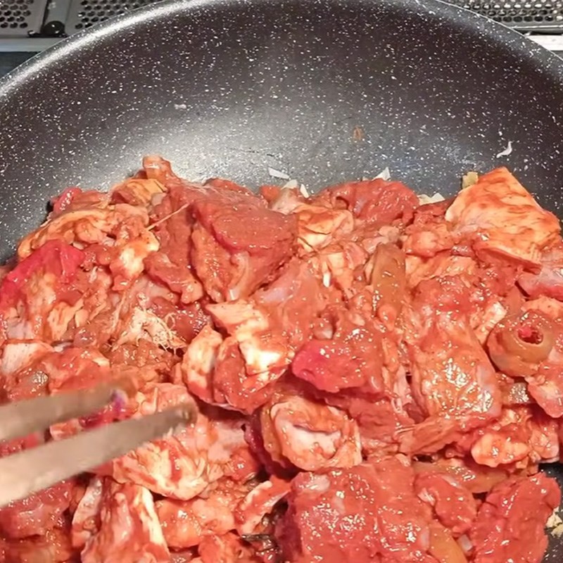 Bước 4 Xào thịt bò Bò sốt vang với gấc