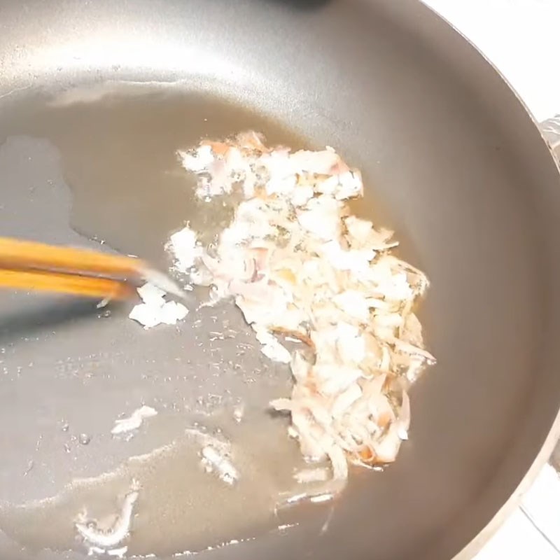 Bước 3 Xào tôm và cua Bánh canh cua giò heo