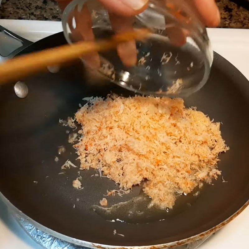 Bước 3 Xào tôm và cua Bánh canh cua giò heo