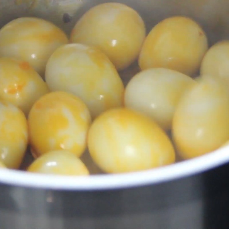 Bước 4 Xào trứng cút Cháo canh Nghệ An xương heo