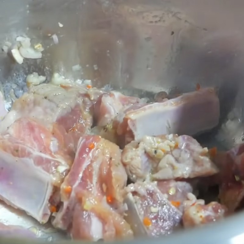 Bước 2 Xào và nấu sườn Cháo sườn bằng nồi áp suất