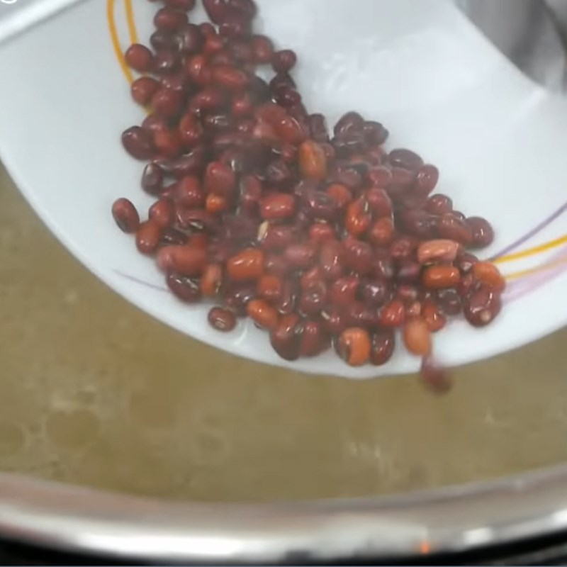 Bước 2 Xào và nấu sườn Cháo sườn bằng nồi áp suất