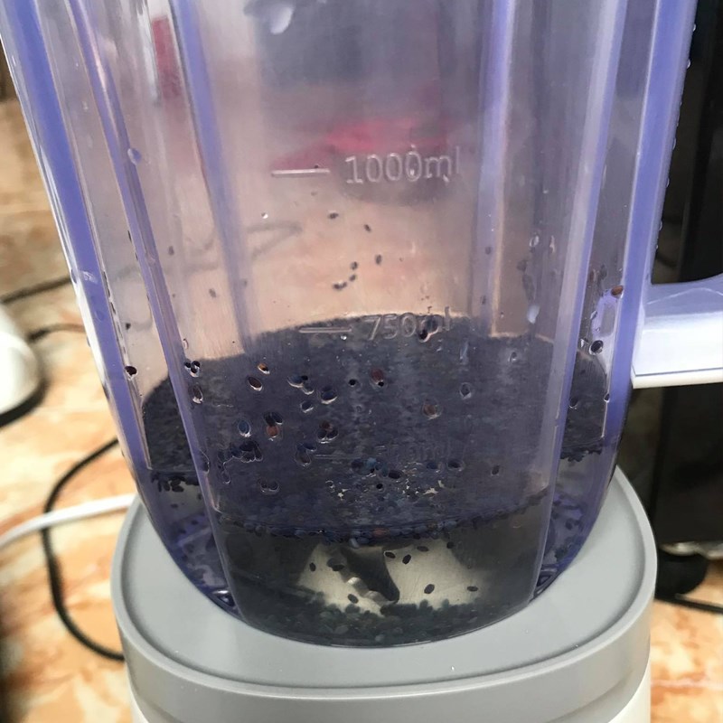 Bước 2 Xay và lọc nước mè Sữa mè đen (công thức được chia sẻ từ người dùng)