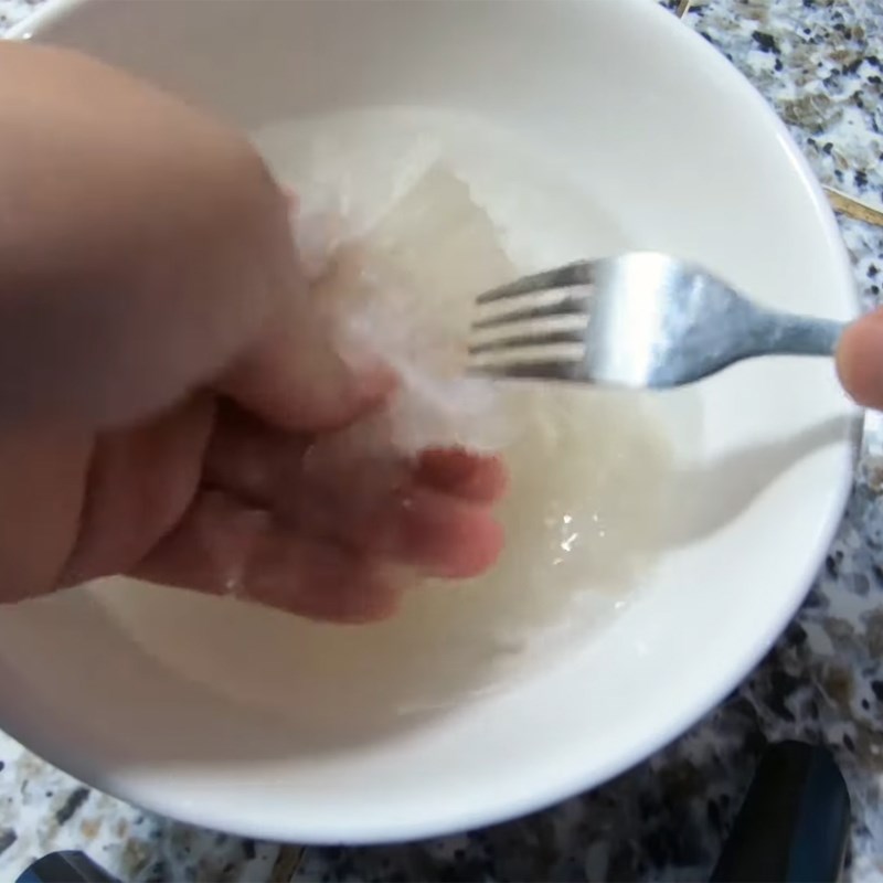 Bước 3 Xé sợi yến Yến chưng táo đỏ nhãn nhục