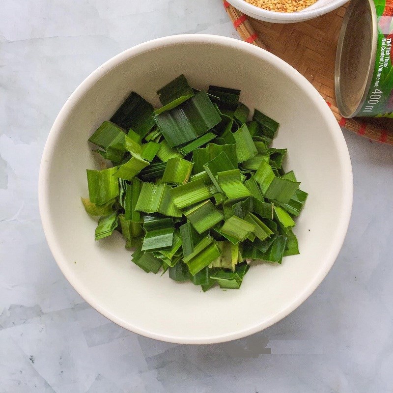 Bước 1 Xay lá dứa và nấu xôi Xôi mít bằng nồi cơm điện