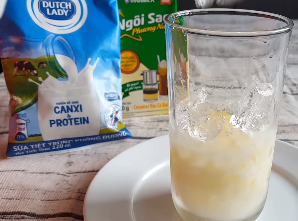 Bước 1 Cho sữa vào ly Bạc xỉu truyền thống