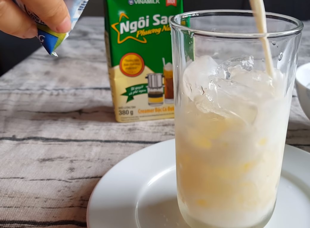 Bước 1 Cho sữa vào ly Bạc xỉu truyền thống