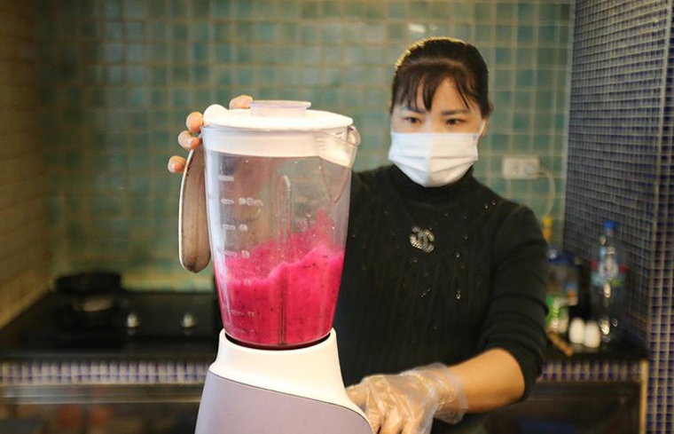 Bước 2 Xay nhuyễn các nguyên liệu Sinh tố thanh long đỏ với hạt chia