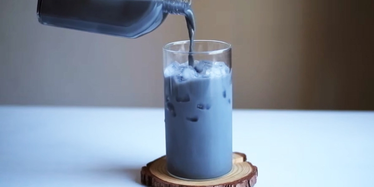 Cach lam Tra Sua Tinh Than Tre Tra Sua Bong Dem Bamboo Charcoal Milk Tea Recipe Lilo Kitchen 0 6 screenshot 1200x676 1