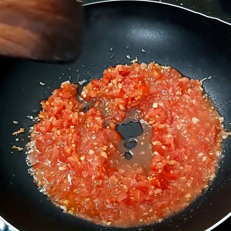 Bước 3 Xào sốt cà chua Cá mòi chay