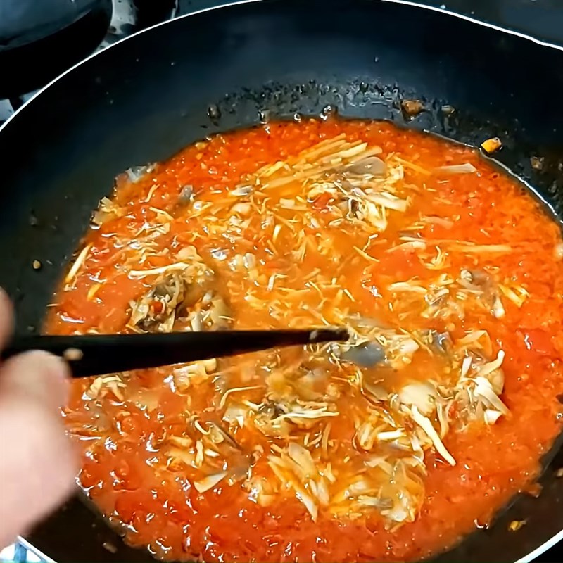 Bước 3 Xào sốt cà chua Cá mòi chay