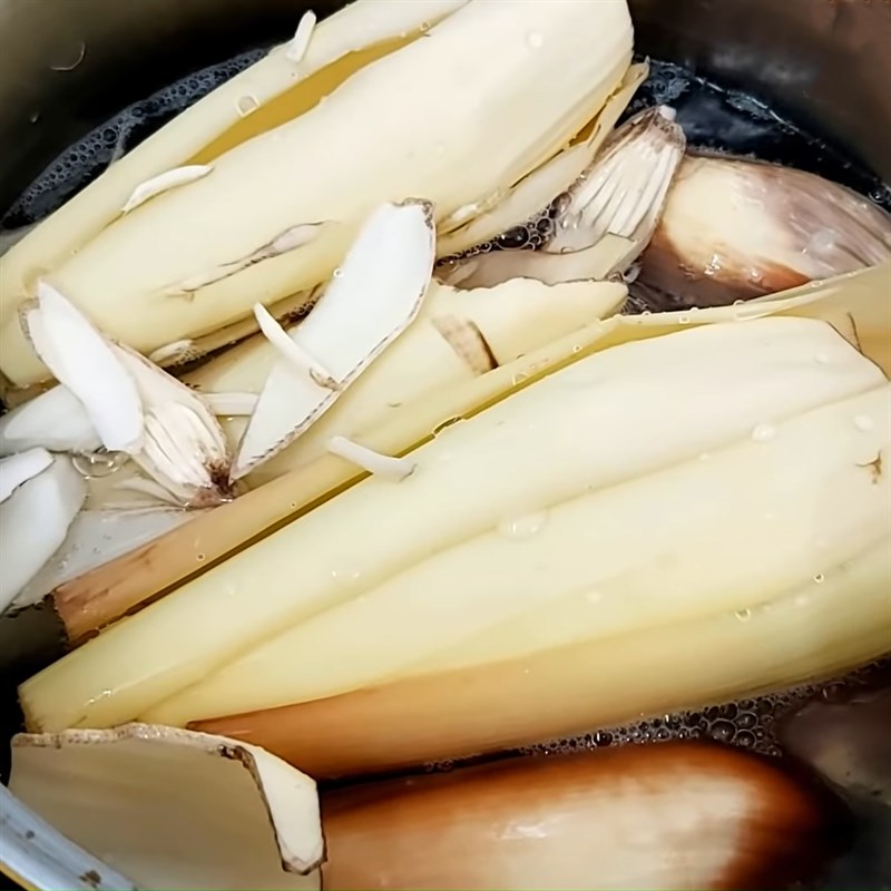 Bước 2 Cắt bắp chuối Cá mòi chay