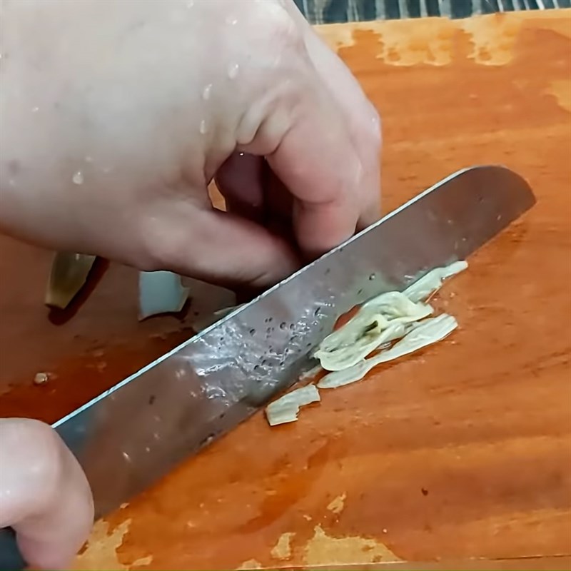 Bước 2 Cắt bắp chuối Cá mòi chay