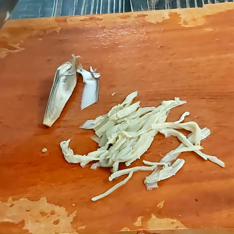 Bước 2 Cắt bắp chuối Cá mòi chay