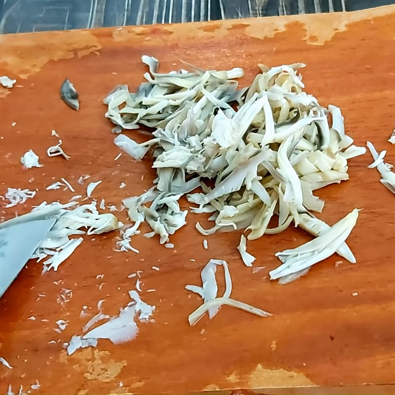 Bước 2 Cắt bắp chuối Cá mòi chay