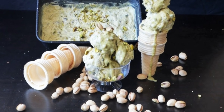 PISTACHIO ICE CREAM 3 INGREDIENTS NO MACHINE NO FOOD COLOURING 3 29 screenshot 1200x676 1