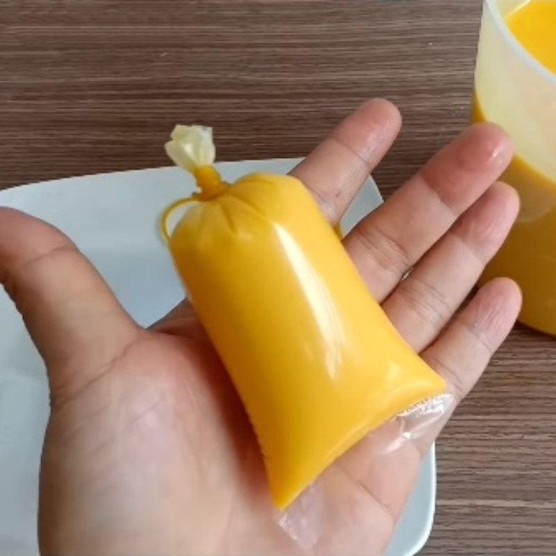 Bước 4 Bỏ túi kem xoài Kem xoài túi