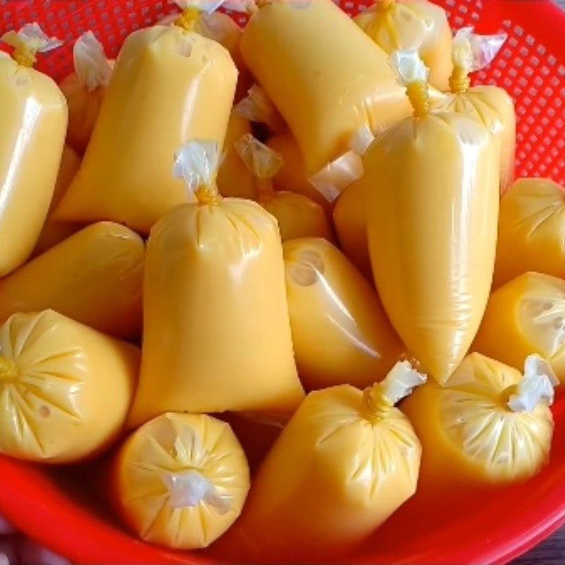 Bước 4 Bỏ túi kem xoài Kem xoài túi