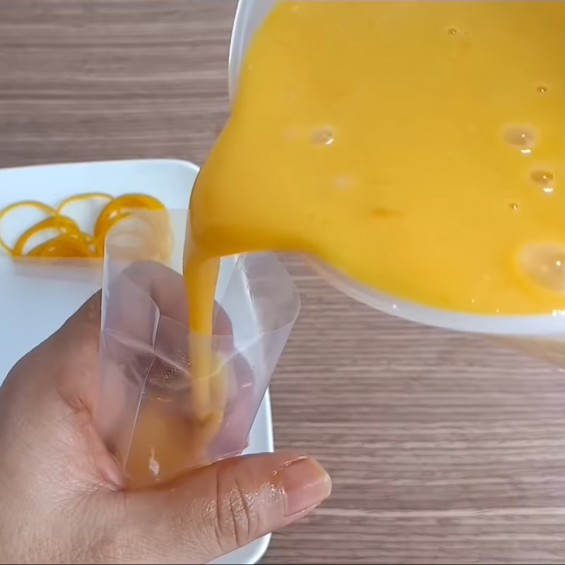 Bước 4 Bỏ túi kem xoài Kem xoài túi