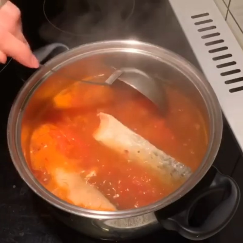 Bước 3 Nấu nước dùng Bún cá hồi cà chua