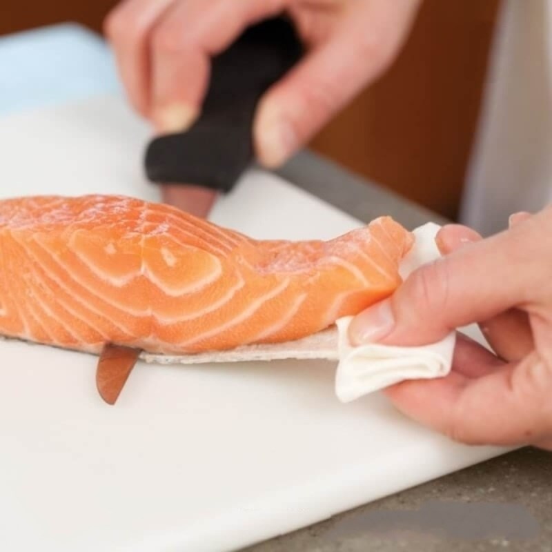 Bước 1 Sơ chế cá hồi Bún cá hồi cà chua